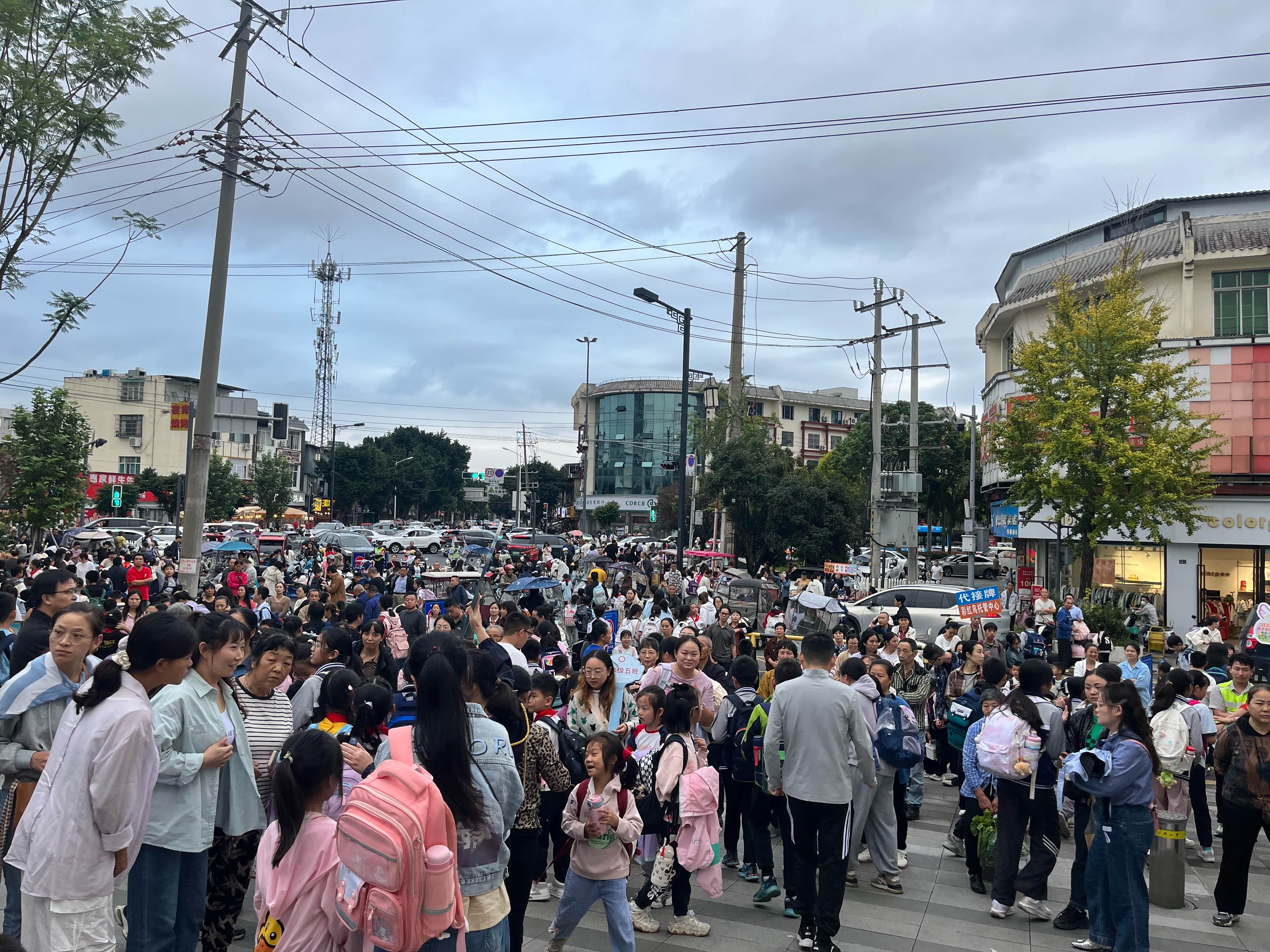 大学校门口放水改成降车窗的故事全解析