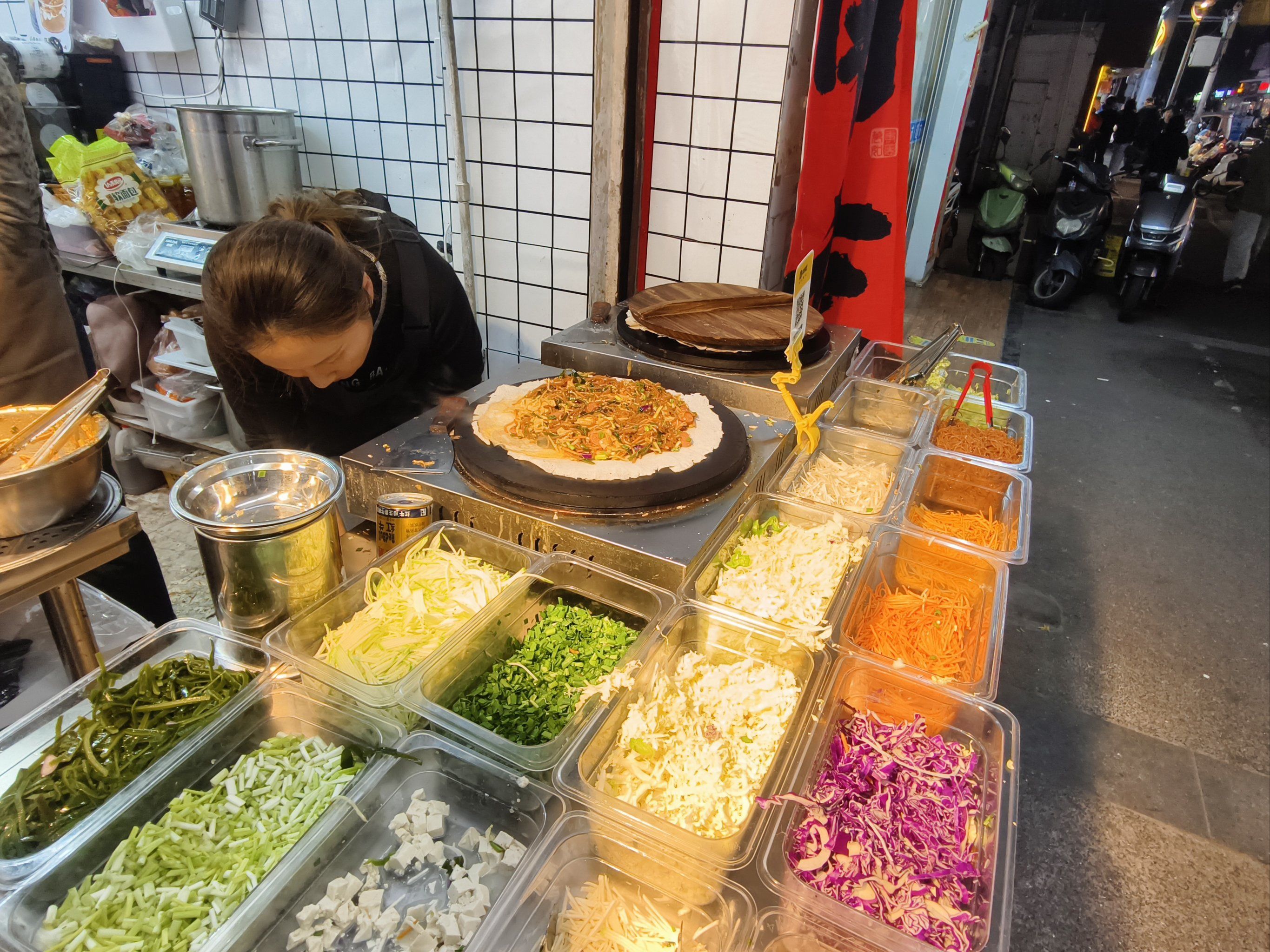 棚户区小吃摊阿姨生意火爆的生存智慧