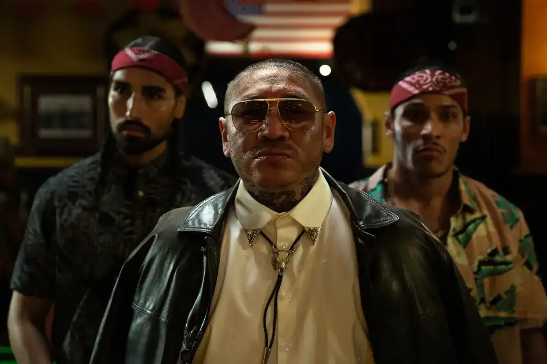 百万关注：狗爷城中村选秀黑衣女子是谁？揭秘她的真实身份与背景故事