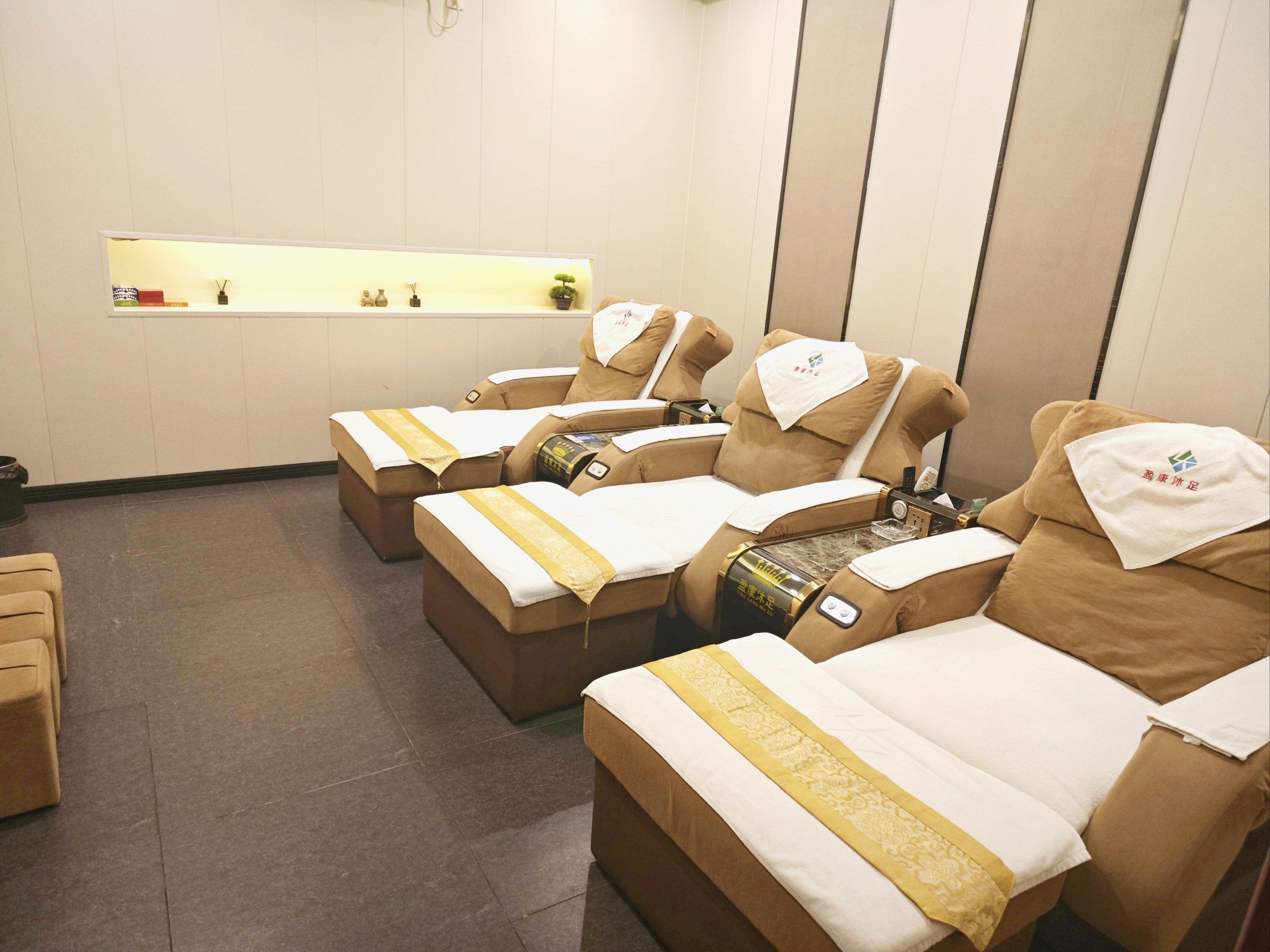 沐足行业擦边球现象深度解析：灰色地带的生存逻辑与监管难题