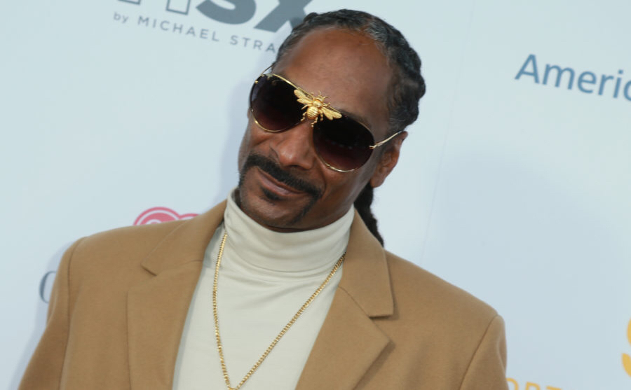 百万关注：狗爷城中村选秀黑衣女子是谁？揭秘她的真实身份与背景故事解析