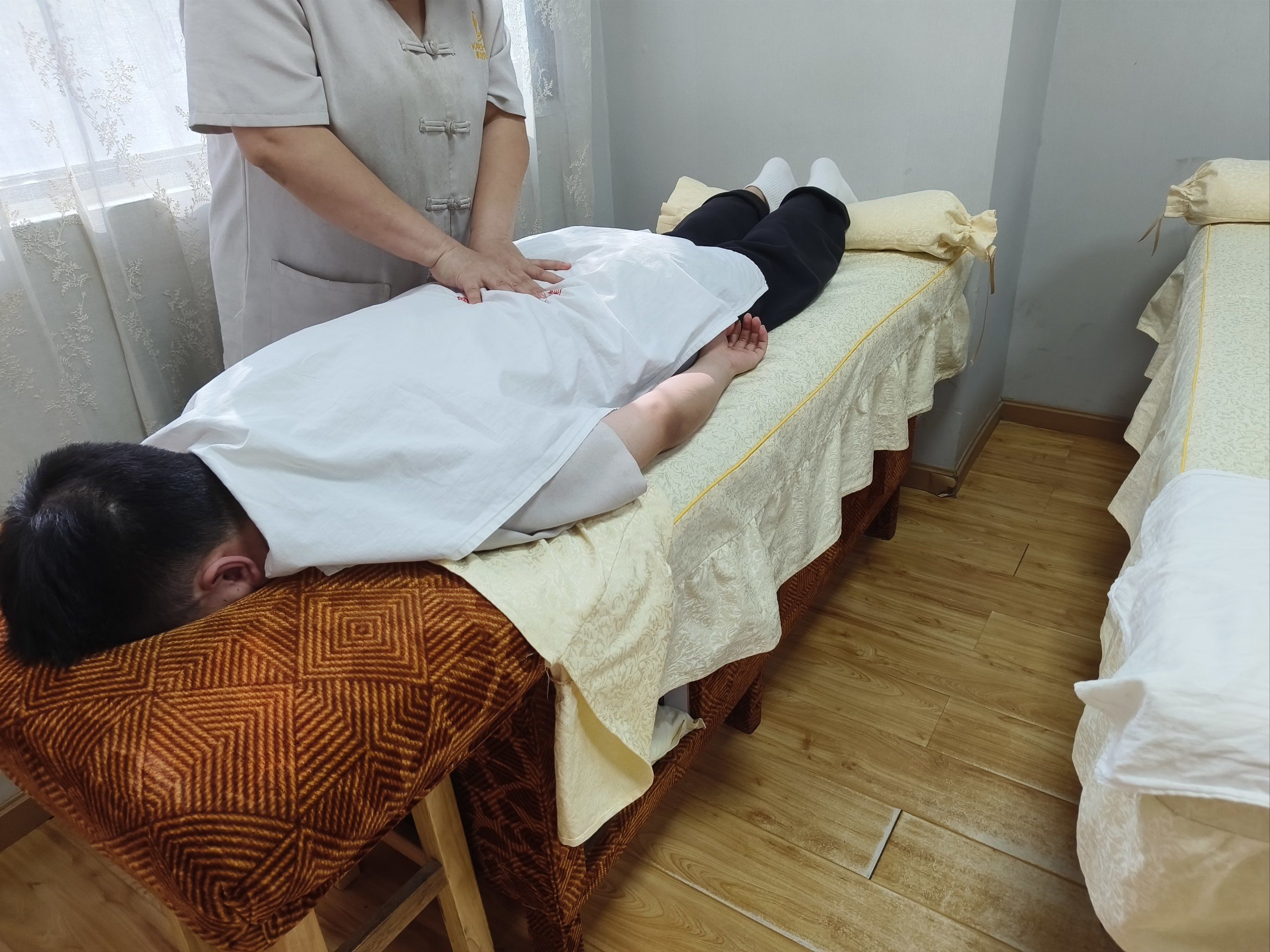 危情提示：女大学生爱上按摩是怎么回事？这种校园新潮流背后藏着什么原因