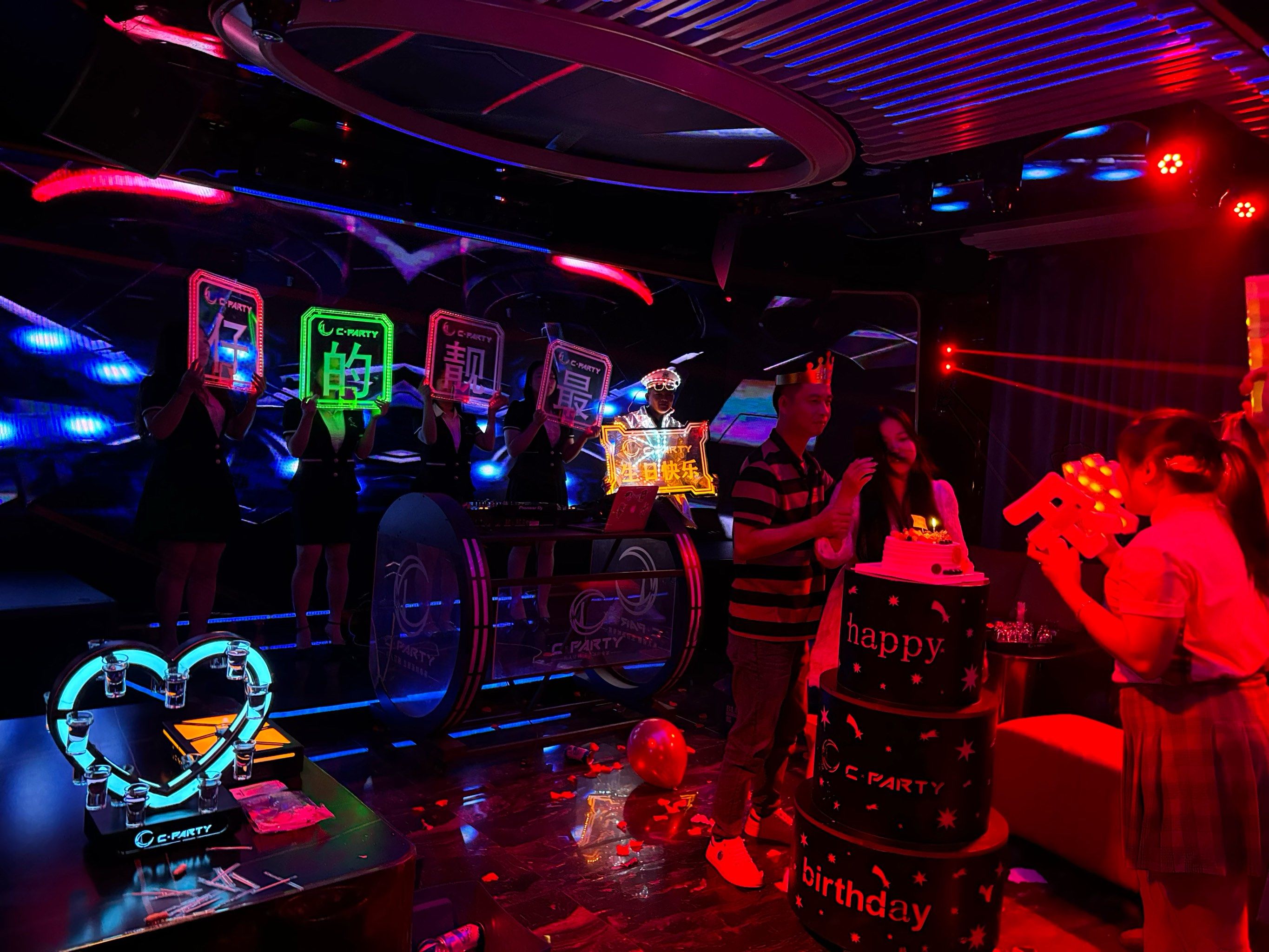 KTV陪侍人员能否留宿 深夜娱乐场所的服务界限大揭秘