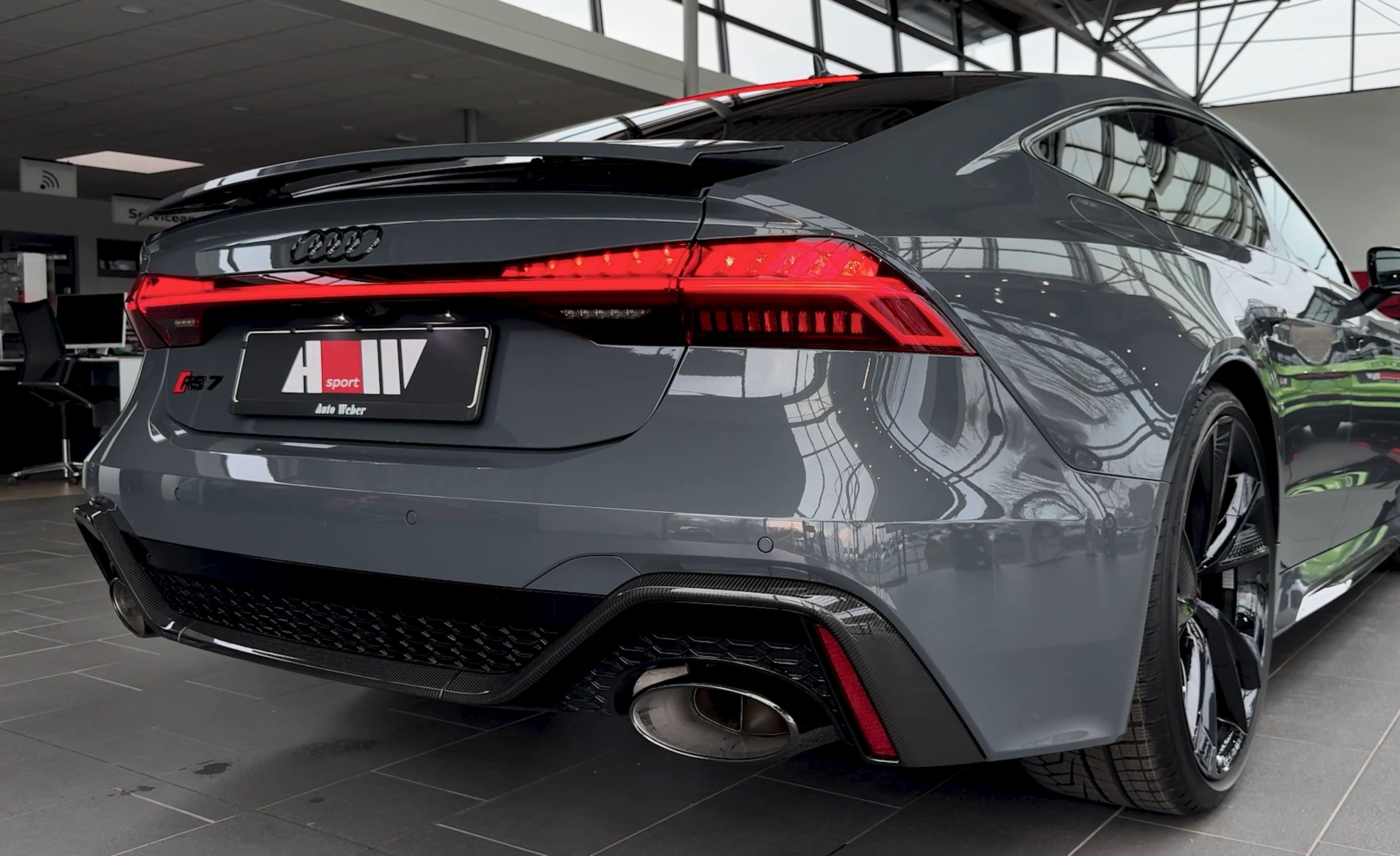 奥迪RS7后排坐几个人 为什么叫穷人车