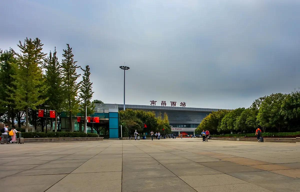 兰州西站学生出行全攻略：100-200元预算如何玩转交通与周边