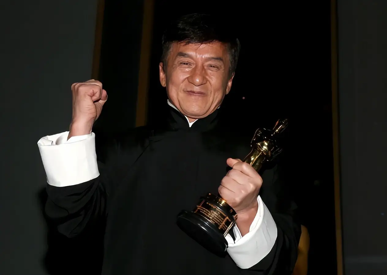 成龙：人生怎论对错，唯坦诚尔...