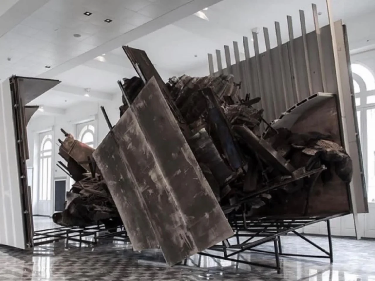 美女空降现象的社会学视角解读，职场与舆论场的双重较量