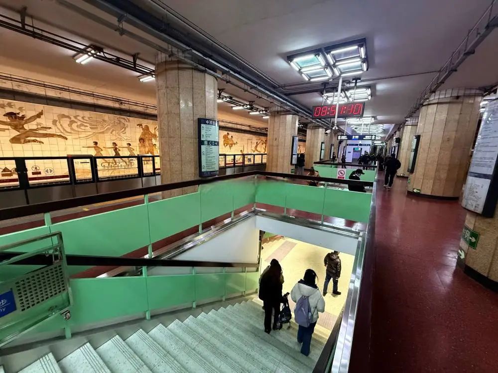 十五平米里的江湖：QQ包小妹快餐如何用一笼包子拴住半座城