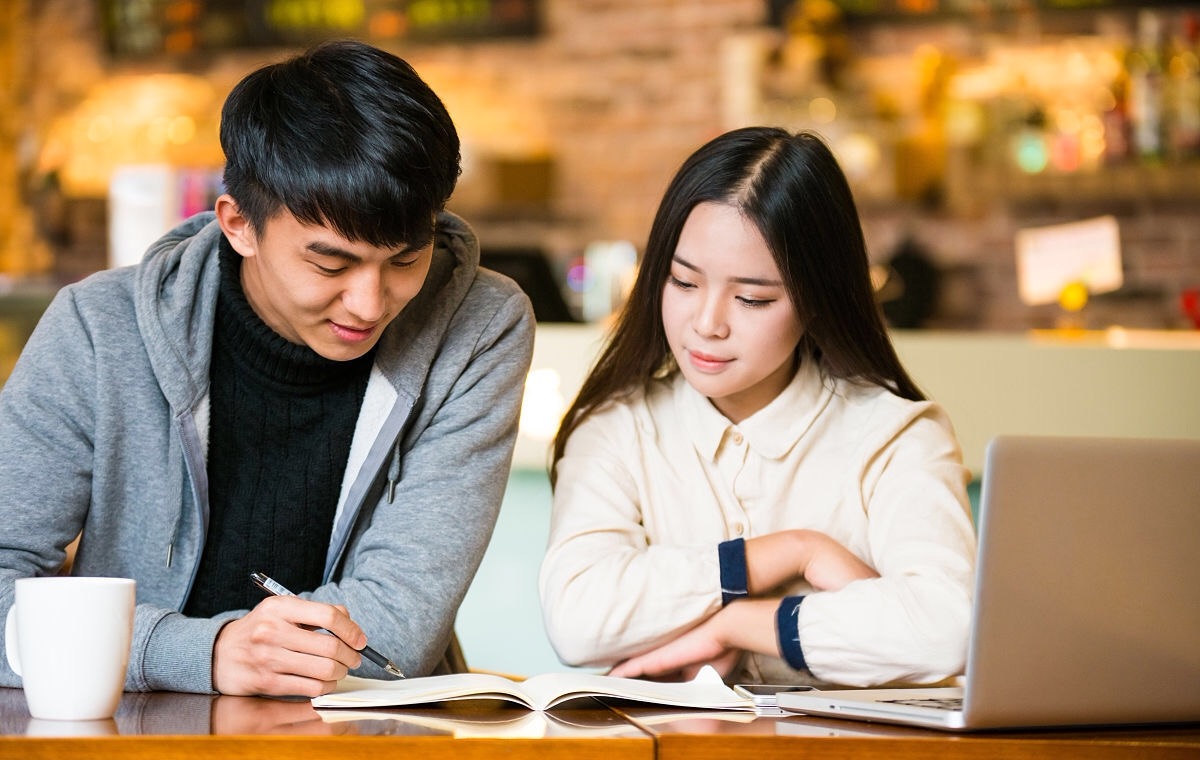 如何通过社交技巧认识附近异性朋友