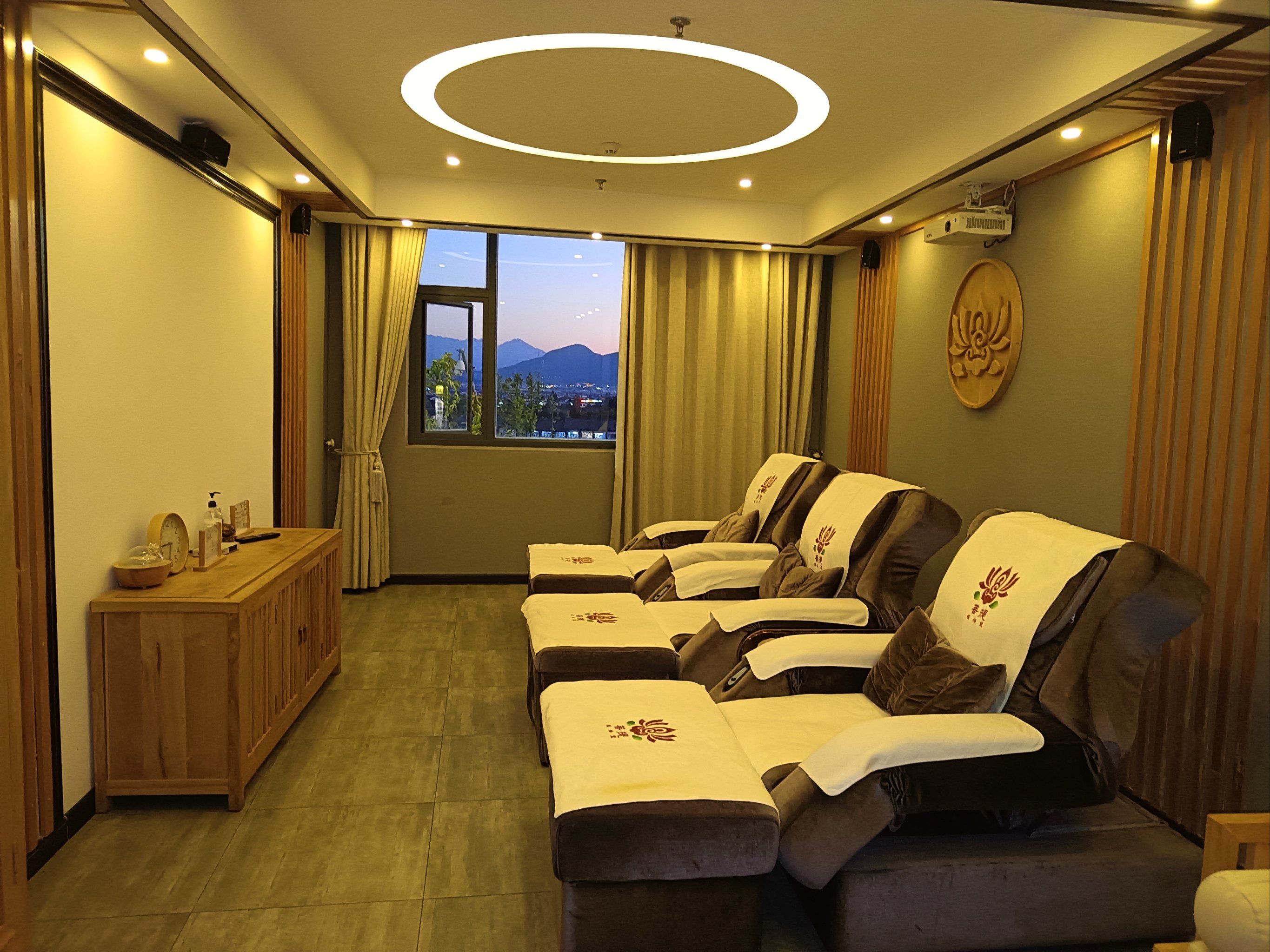 新闻推荐：足浴店起飞是什么意思？行内人亲述背后故事与消费现实