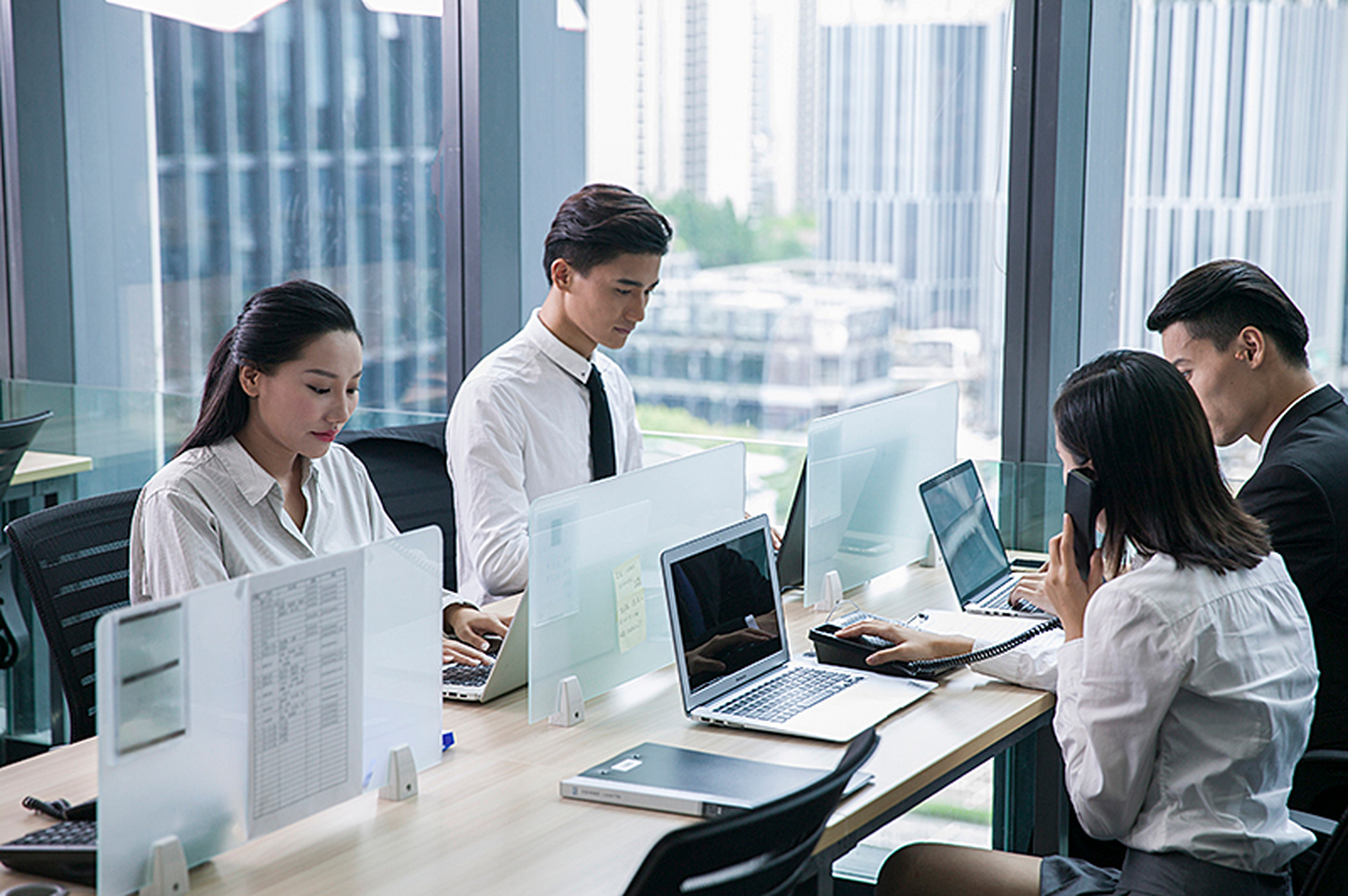 商务女性精油按摩全解析，职场压力与身心平衡的芳香疗法详解