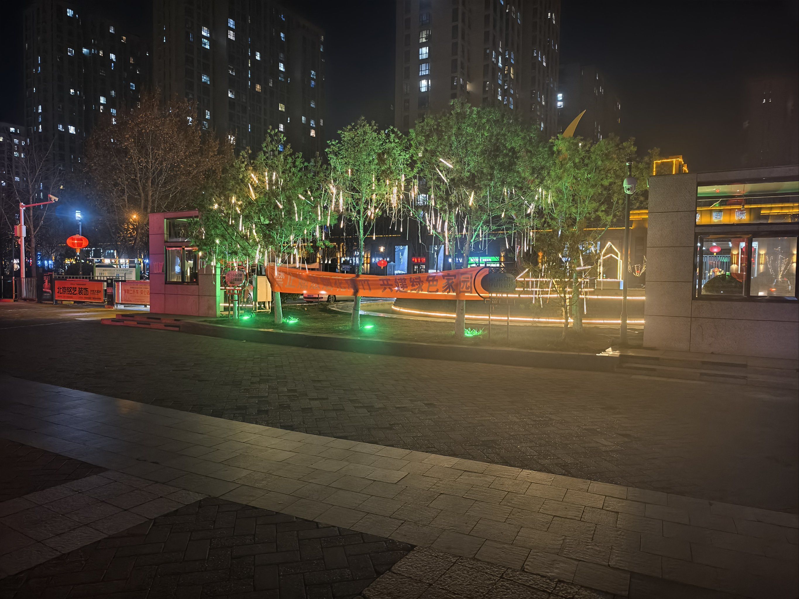 成都建设路站街姑娘生存实录：霓虹灯下的市井经济学