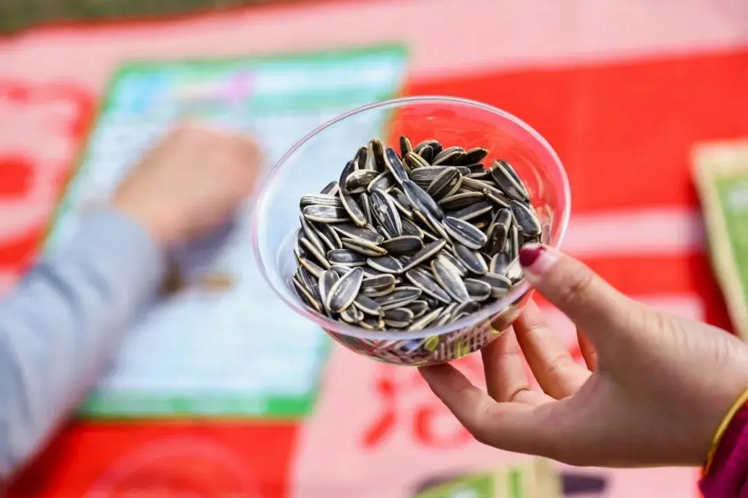 中国人为什么喜欢嗑瓜子？...