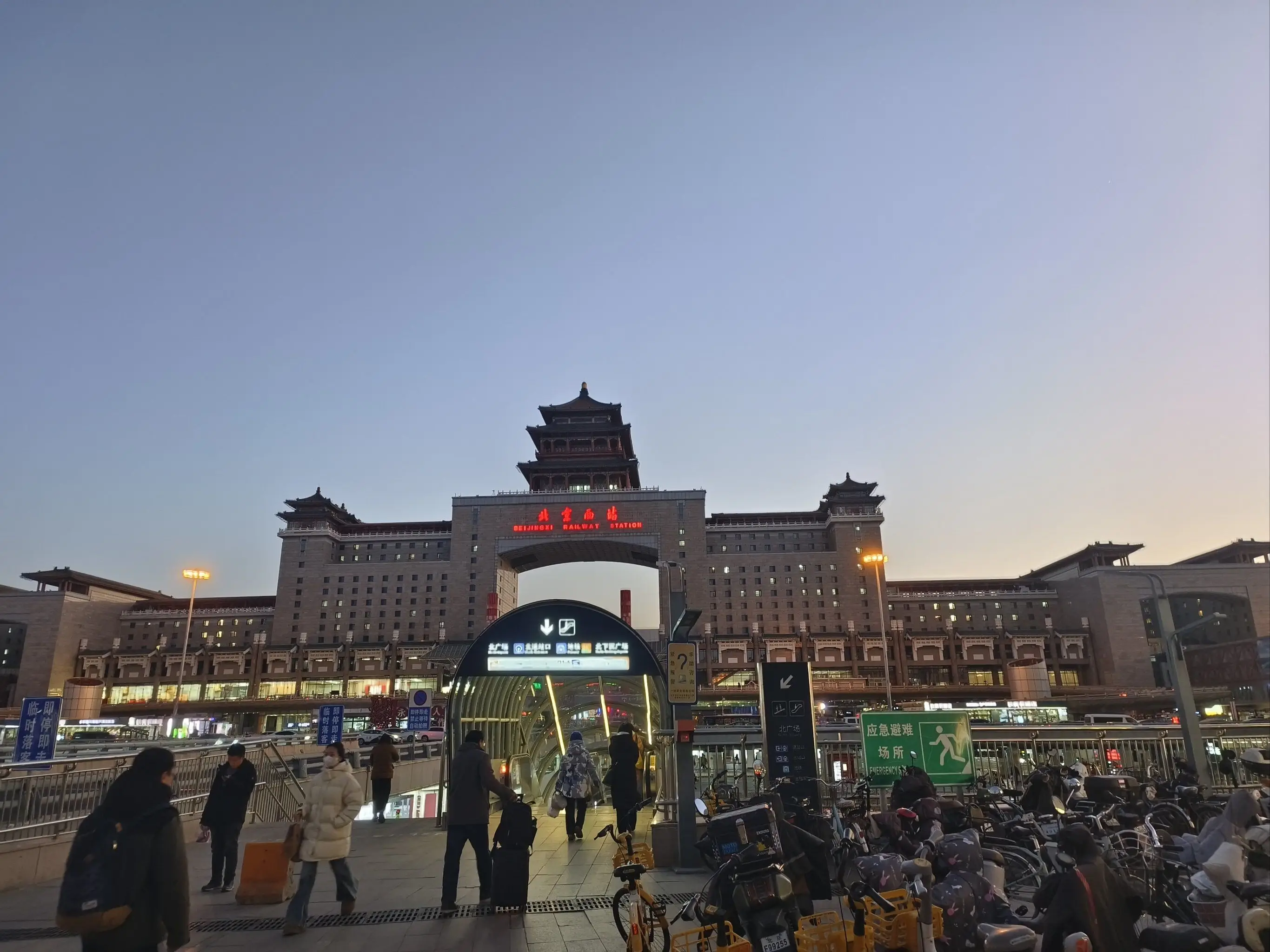 兰州西站学生服务全攻略：交通接驳与生活便利详解