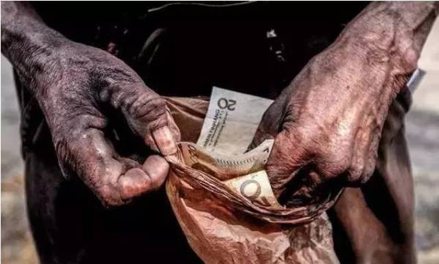 时时关注：露脸城中村走基层的老妇女——那些被忽视的生活真相和温暖故事