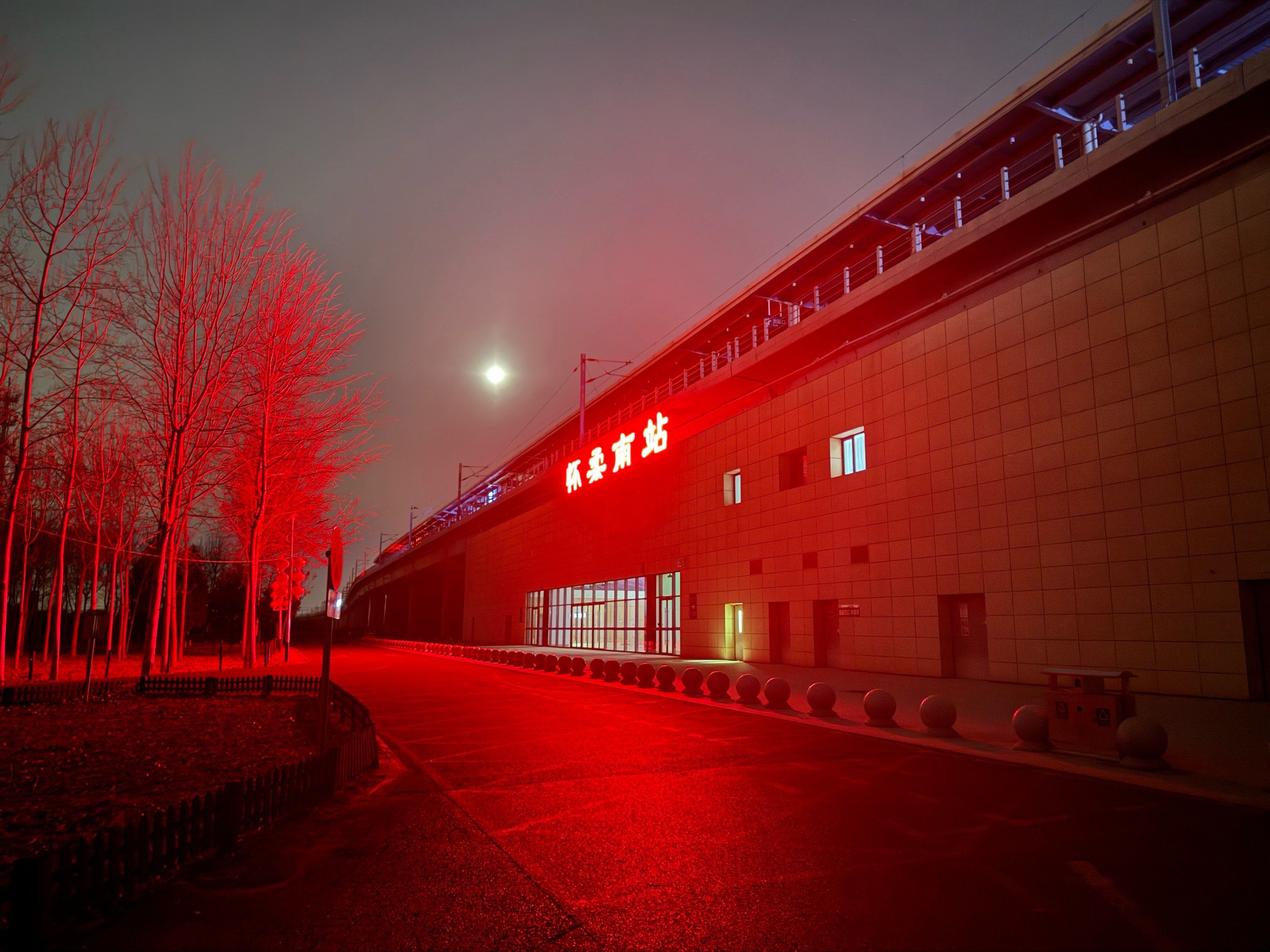 火车站小巷子站着玩的人到底在等什么？