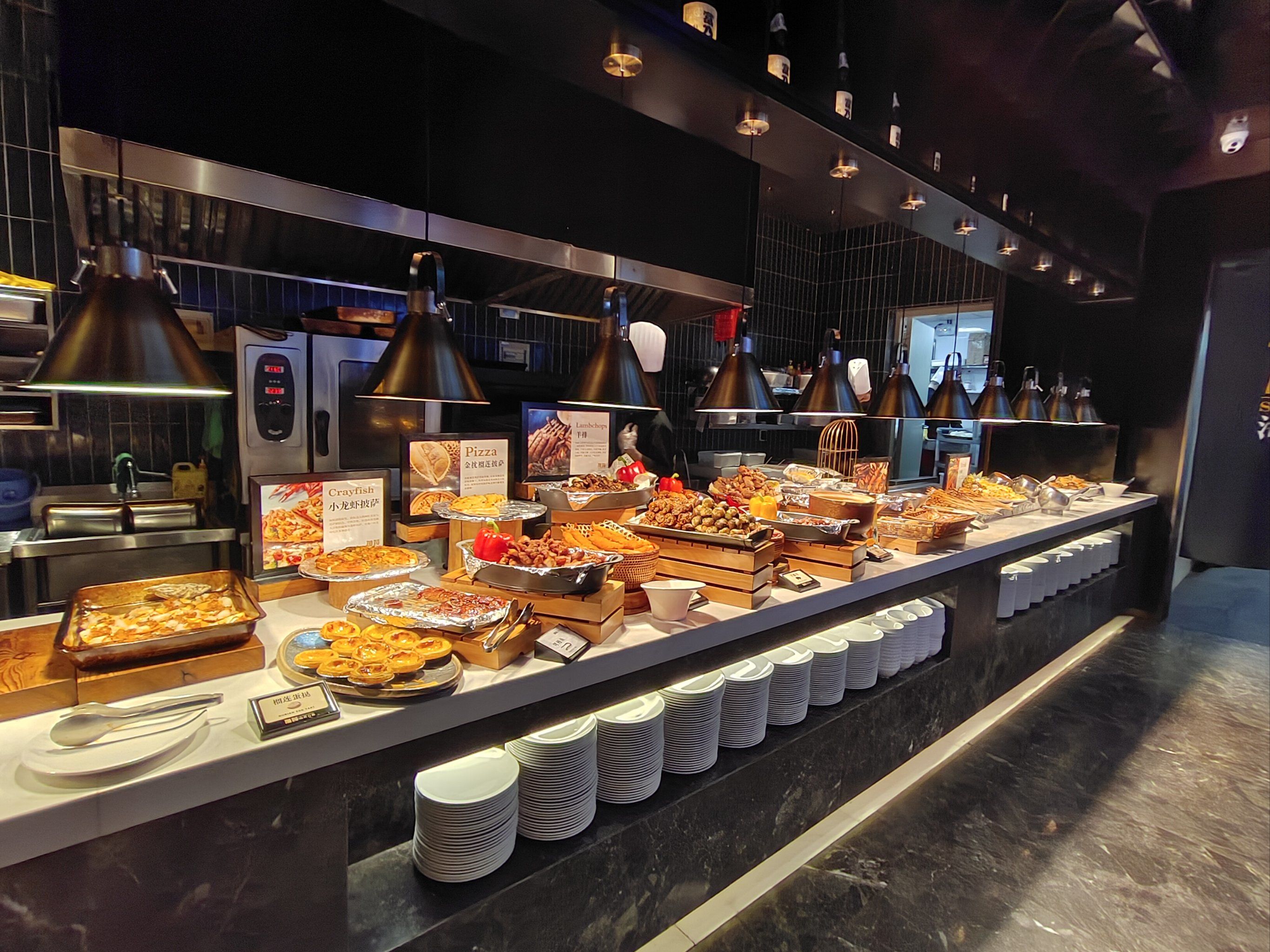 100元吃垮自助餐？_3小时无限续盘的餐饮经济学