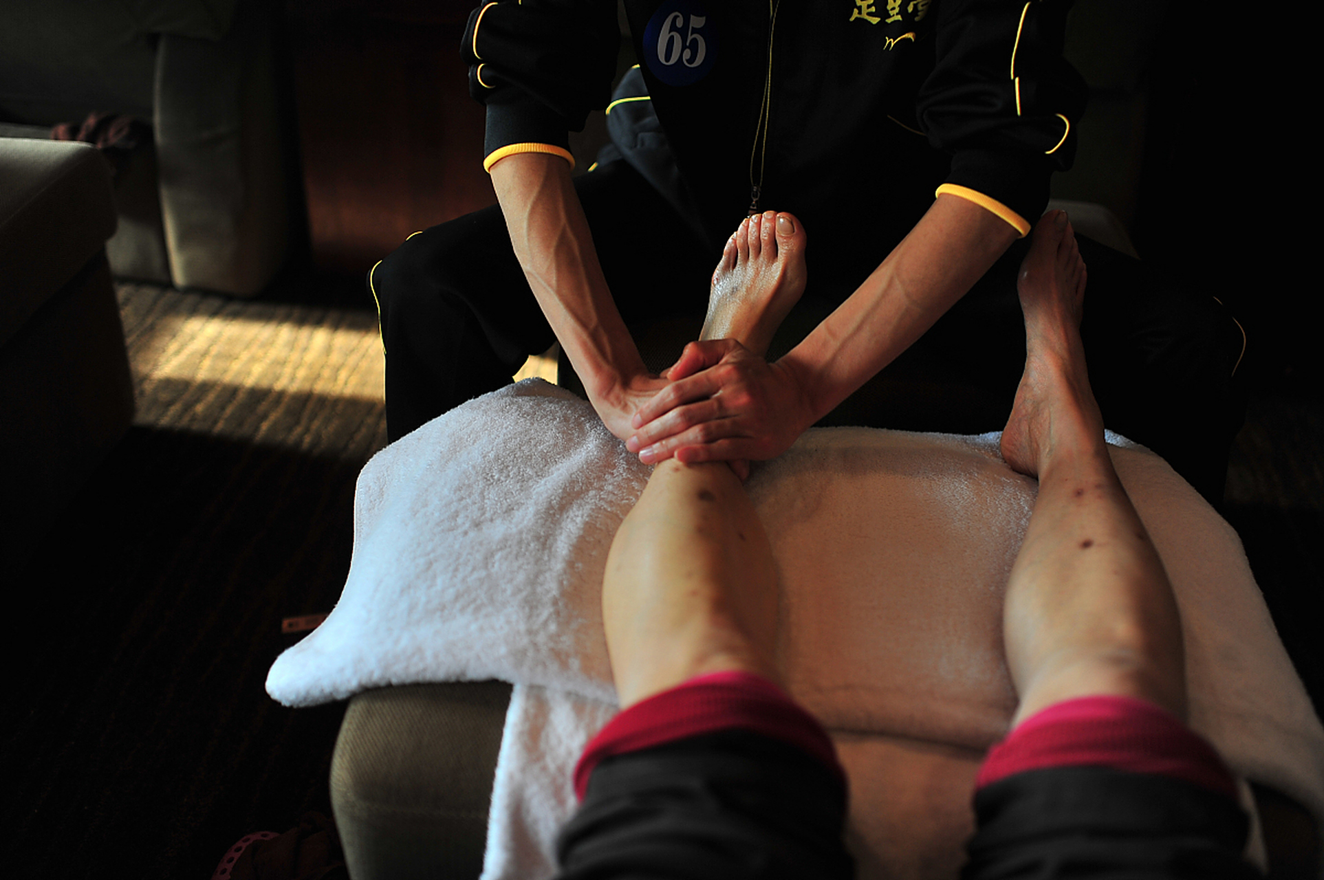 震惊揭秘：做足疗时想摸技师怎么办 震惊曝光：做足疗想摸技师怎么办