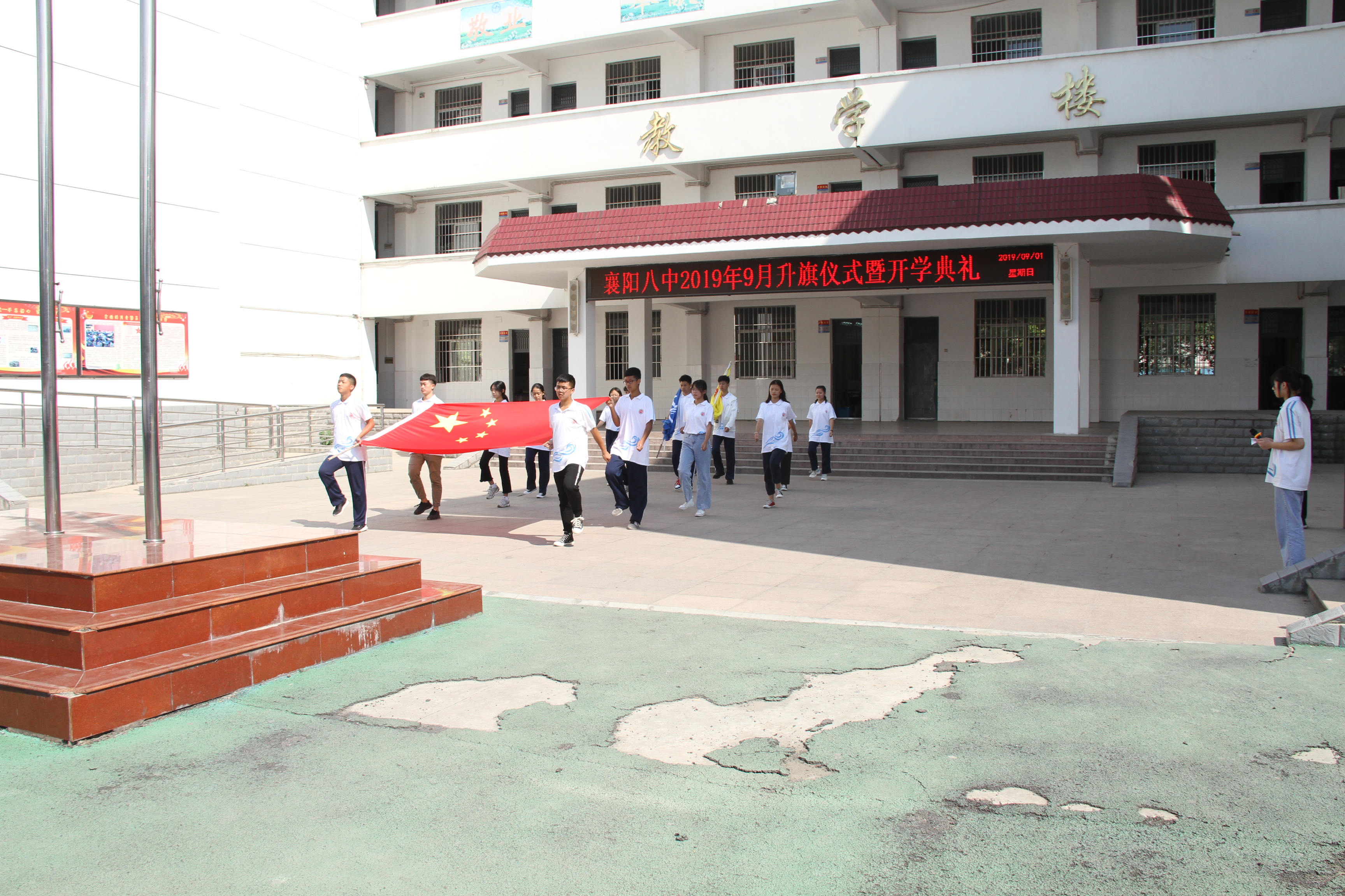 当我们在八中巷寻找'姑娘'时，我们到底在寻找什么？