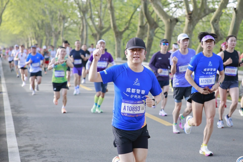 9.1约跑新风尚，城市跑者如何突破自我极限——跑马拉松为何让人欲罢不能