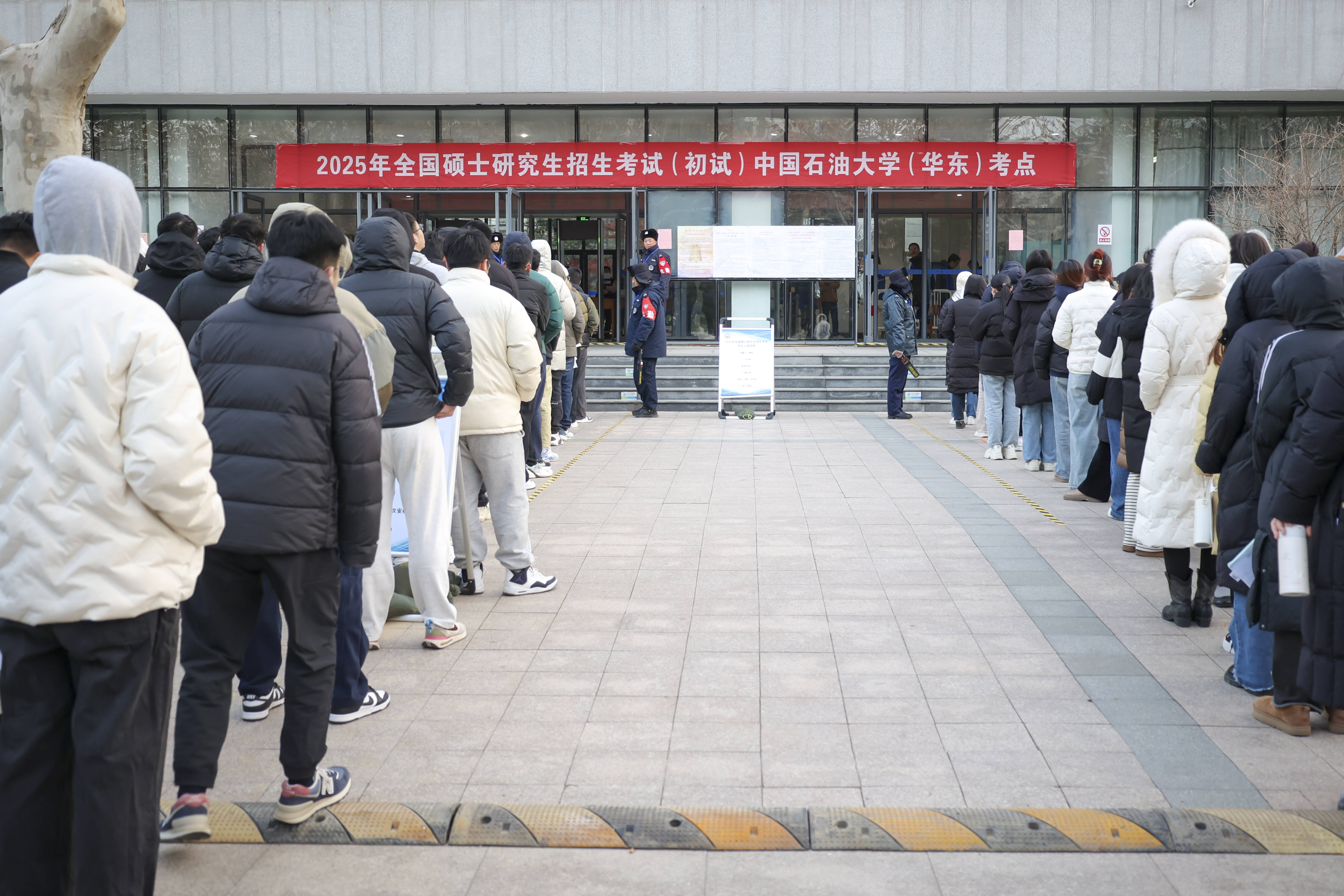 研究生属于高级知识分子吗 院士待遇与学术贡献解析